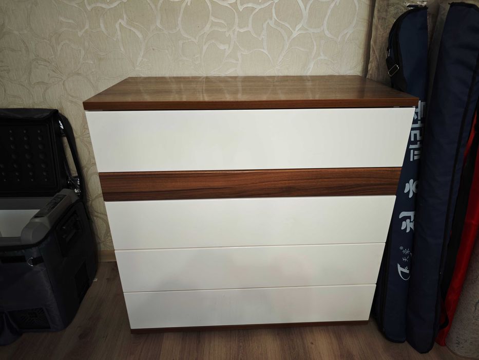 Камод с пятью выдвижными ящиками