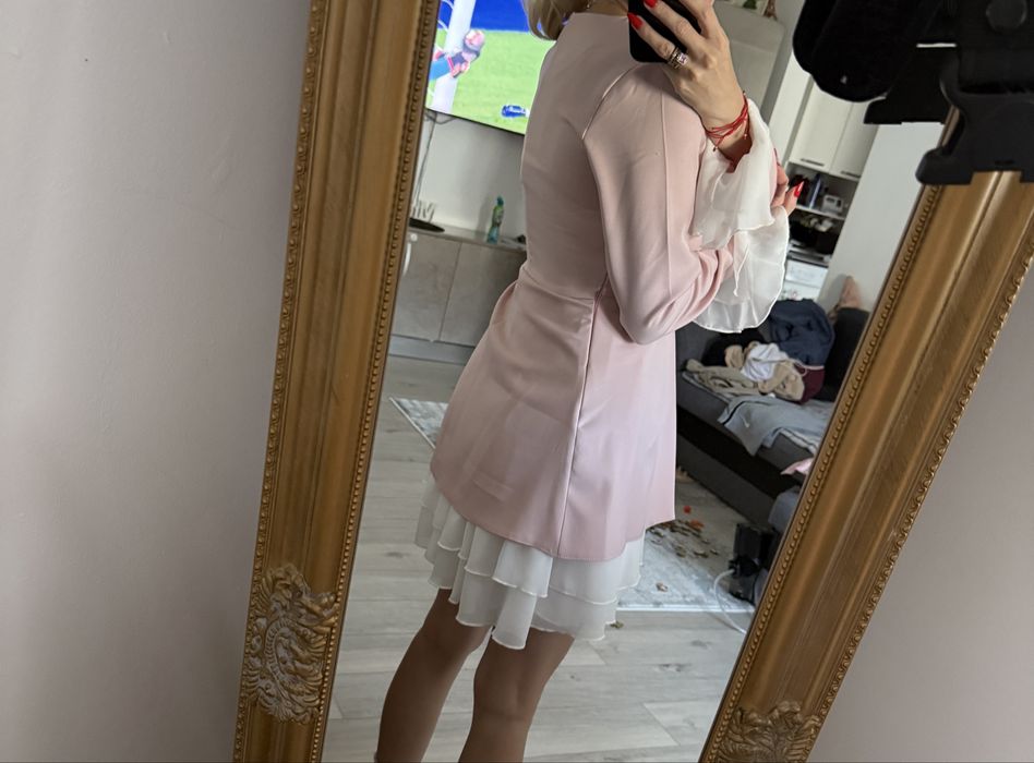 Rochita roz , purtata o singura data