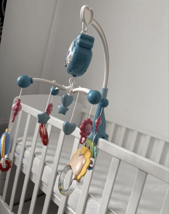 Carusel muzical bebelusi atasabil la patut