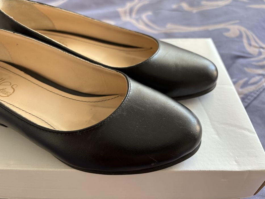 Pantofi noi din piele