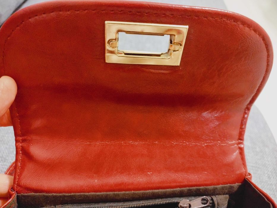 Дамска чанта от изкуствена кожа и плетена сламена чанта