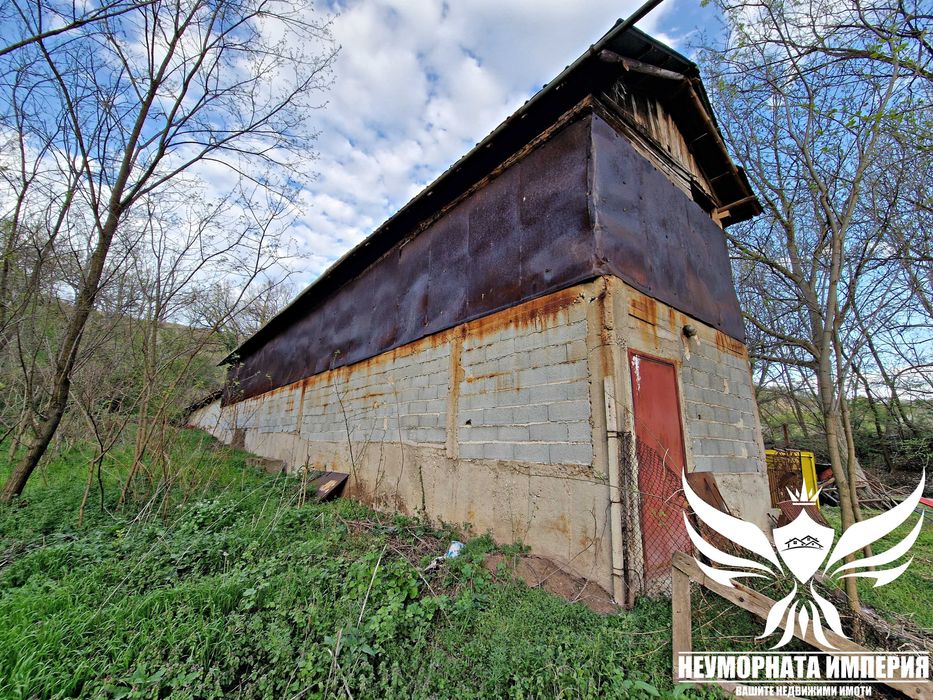 Продавам ферма и селскостопански сгради 320РЗП в имот 980кв с.Козаново