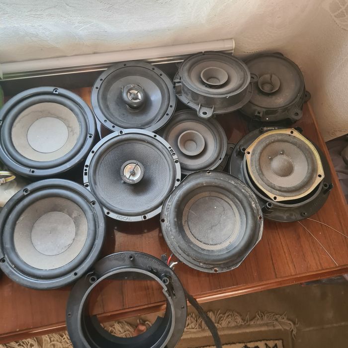 Subwoofer, stații auto,casetofoane, boxe și cabluri groase  și siguranțe