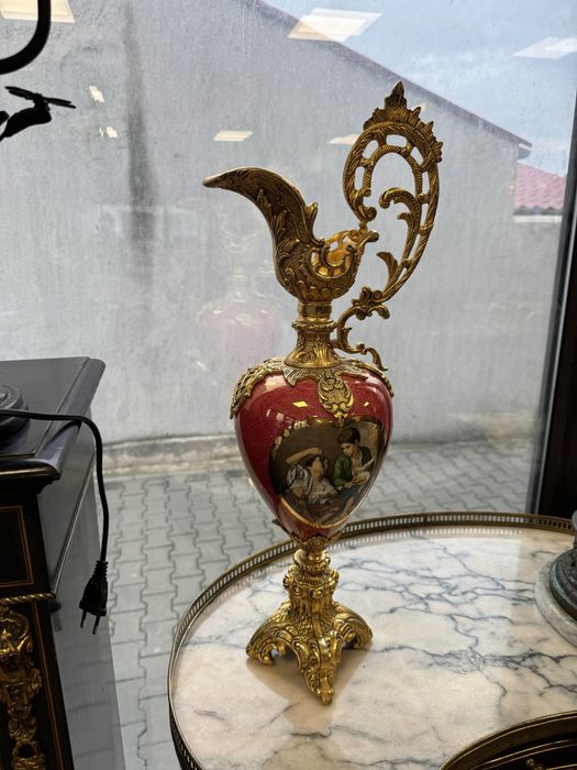 Carafă deosebită din porțelan și elemente bronz