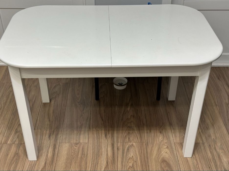 Продам стол белый