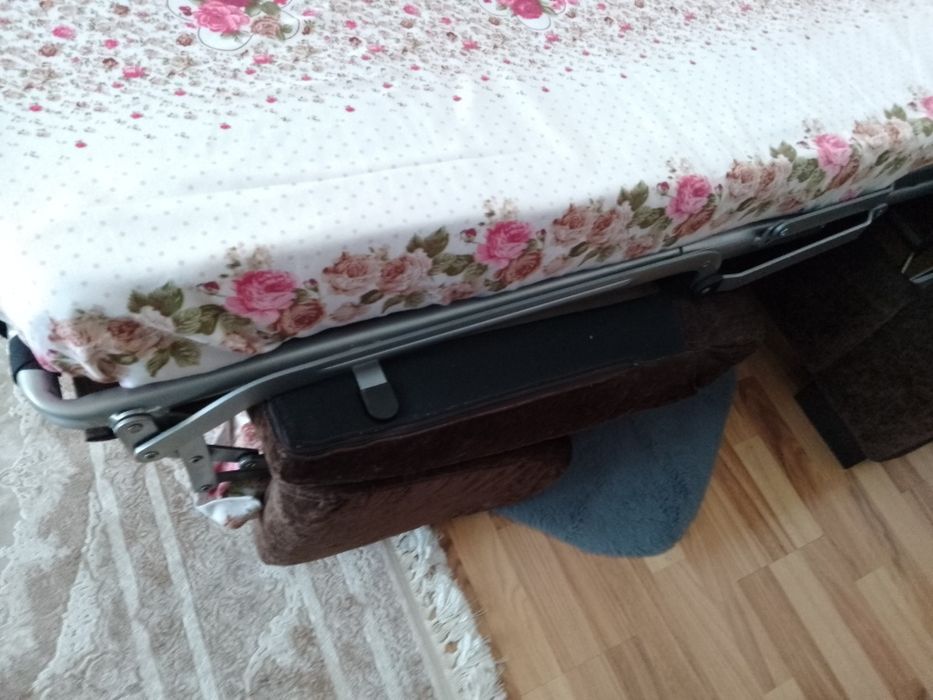 Canapea extensibila cu saltea model matrimonial.