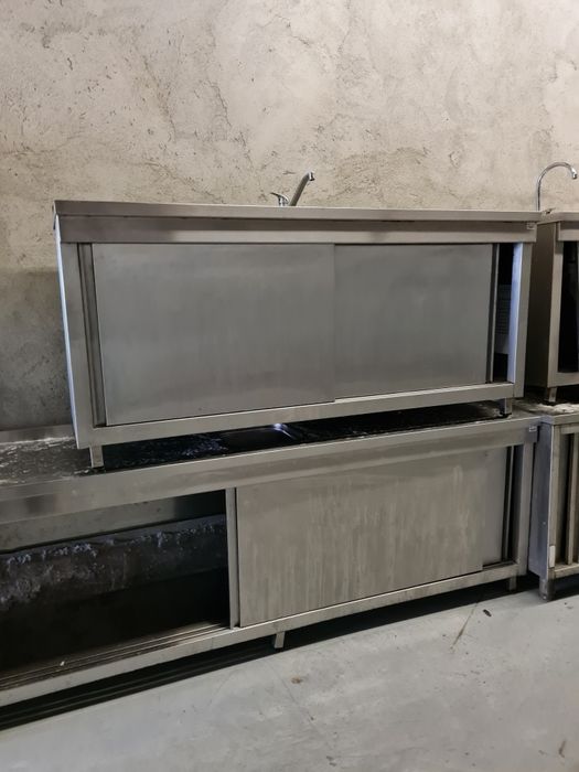 Неутрално кухненско оборудване маси, мивки, шкафове от инокс