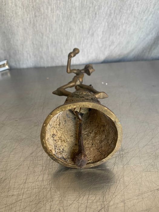 стара бронзова фигурка във формата на камбана,