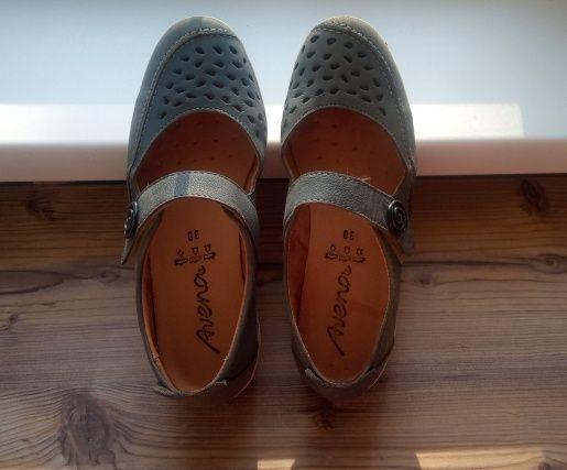 Продам босоножки