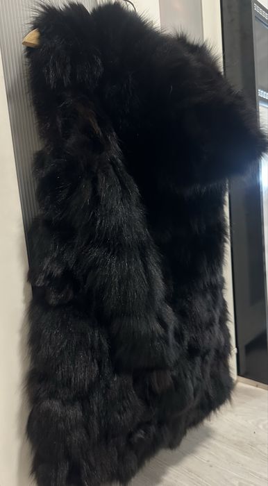 Дълъг черен елек от естествен  косъм лисица с качулка