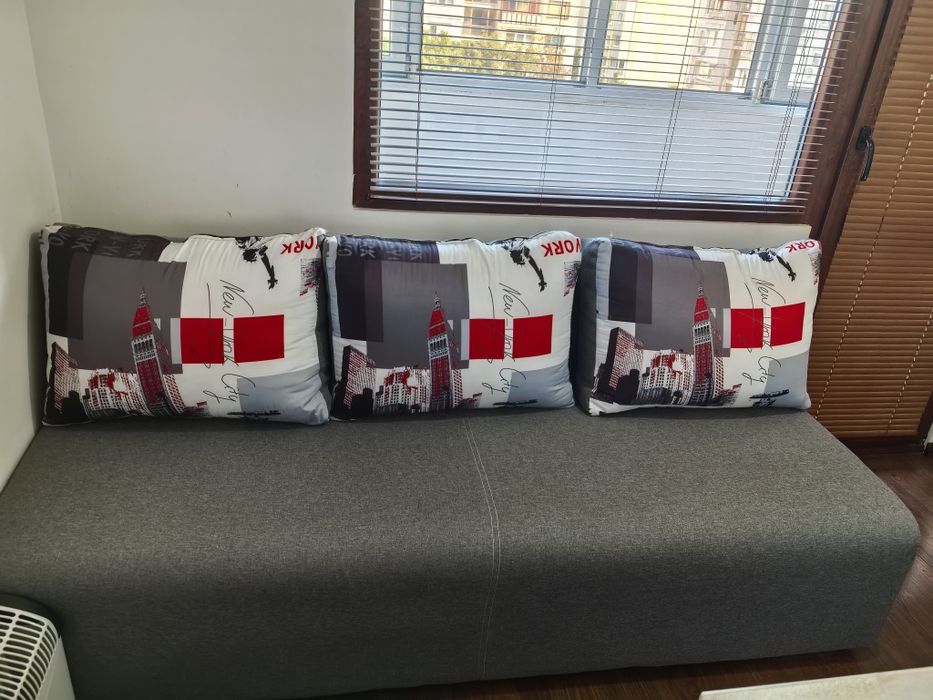 Разгъваем диван.