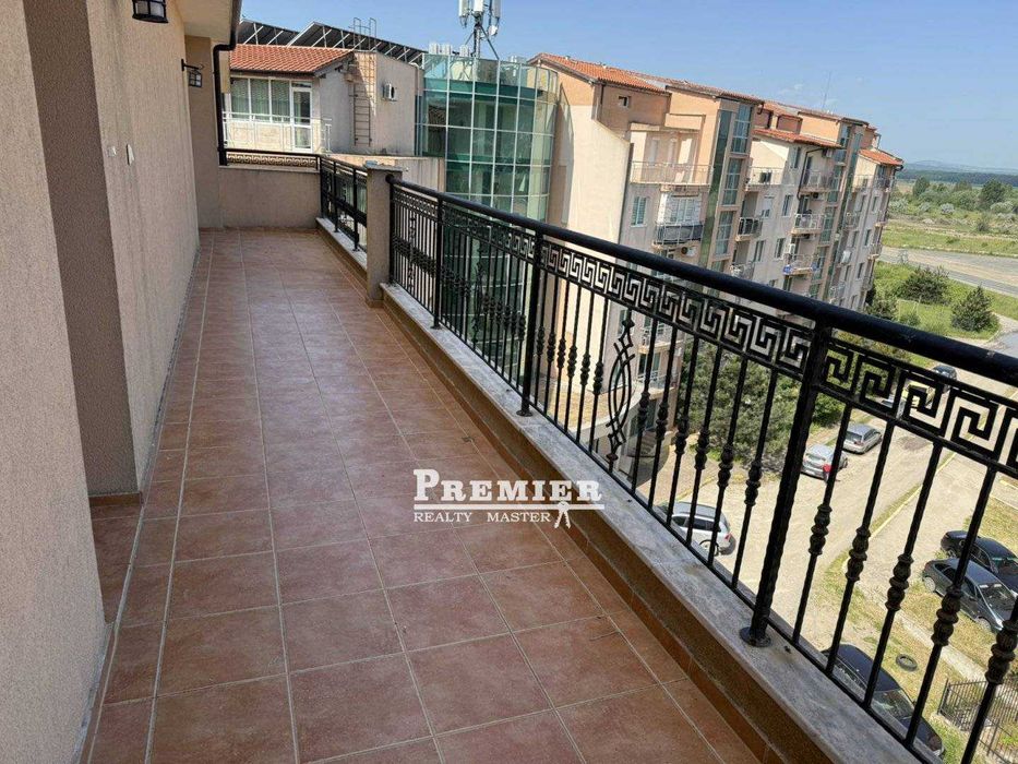 Двустаен апартамент с просторна тераса в северната част в Слънчев бряг