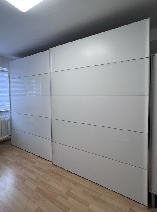 Dressing/Dulap 300/220/62 cm 2 usi culisante alb mat si sticla