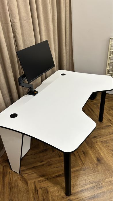 Игровой / компьютерный стол 140×87 см |