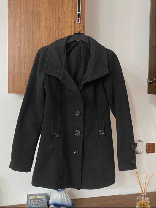 Paltoane, in stare buna.