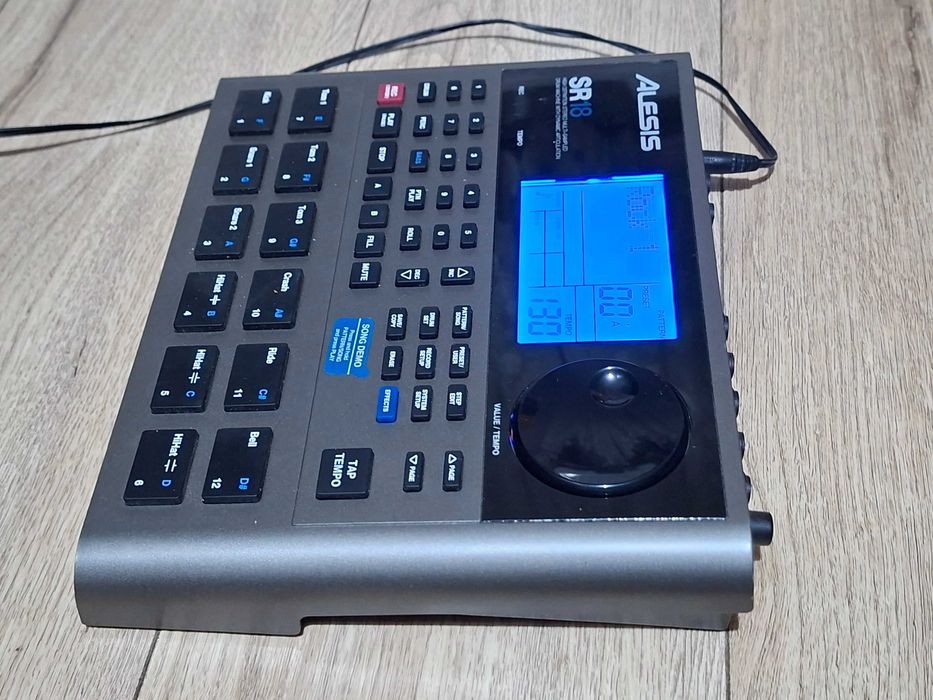 Vând drums machine Alesis SR 18