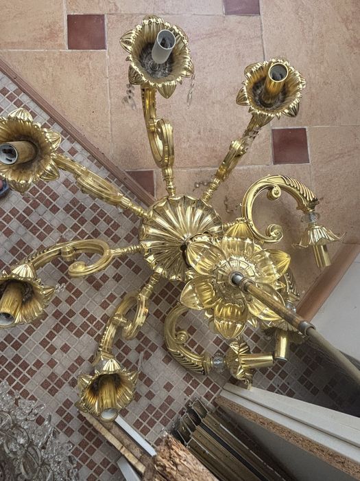 Люстры золотистые