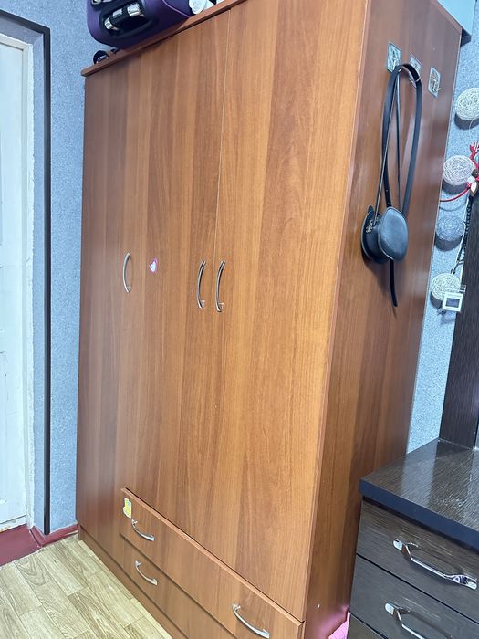 Кровать, шкаф, тумба с зеркалом