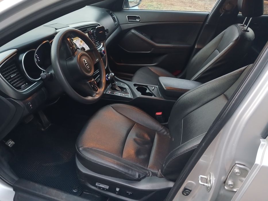 Продам срочно автомобиль кия ка5 2014г