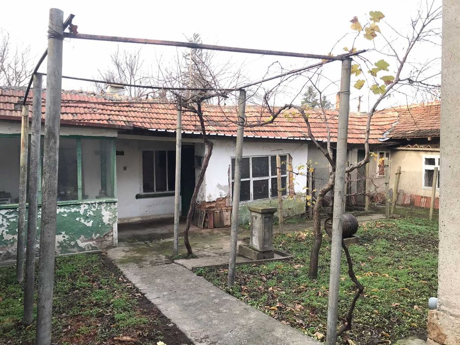 Едноетажна къща с двор