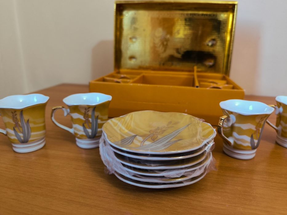 Vând set de cafea din porțelan, compus din 12 piese