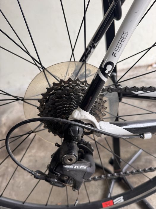Bicicleta cursiera Felt 75 F Series.