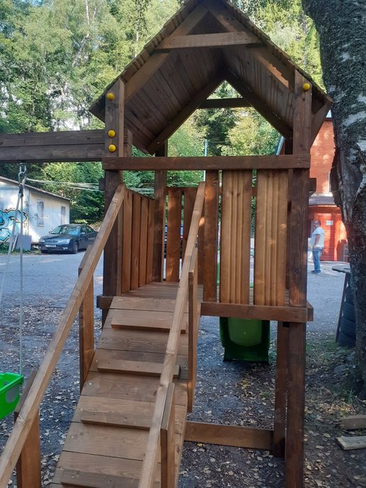 Дървена детска площадка с пързалка и люлки катерушка