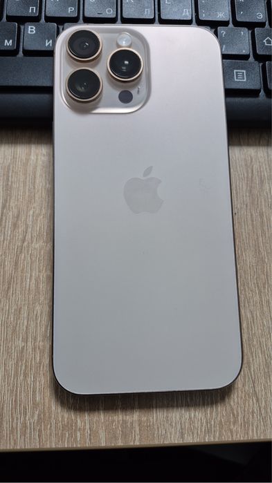 Iphone 16 Pro Max desert rose