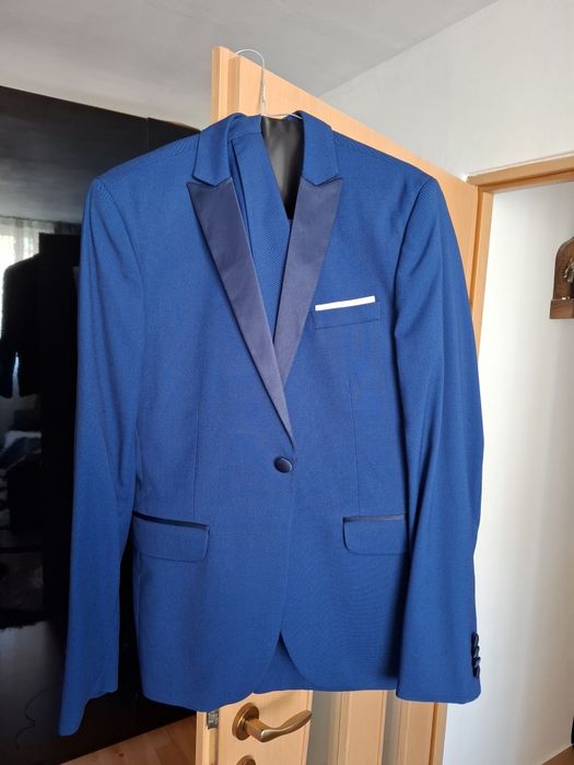 Vând costum bărbătesc