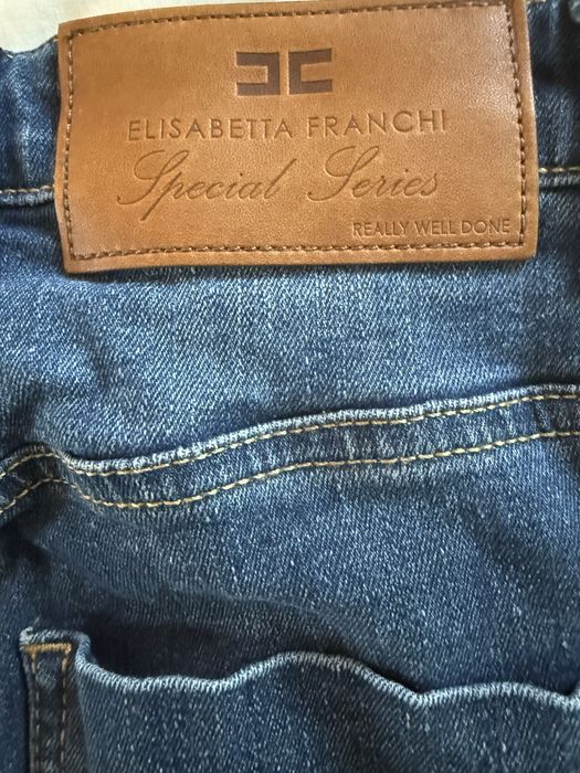 Дънки с висока талия по тялото на Elisabetta Franchi