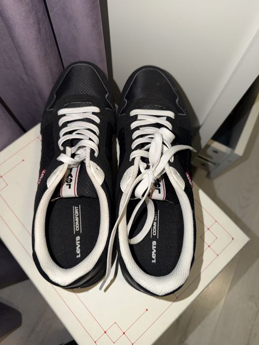 Adidasi levis noi
