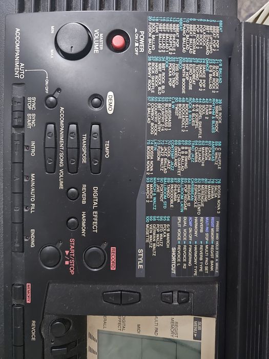 Цифровое пианино Yamaha PSR-330.