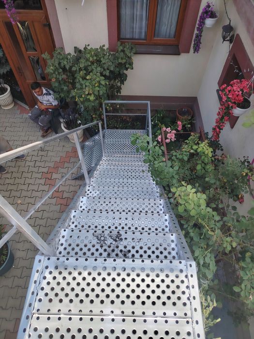 Scări metalice zincate