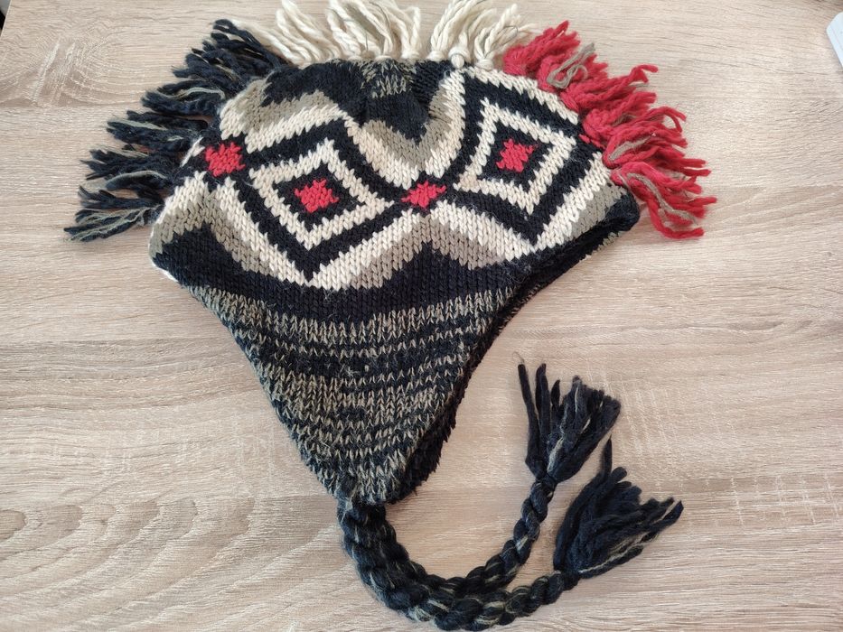 Зимна шапка с пискюли. Нова