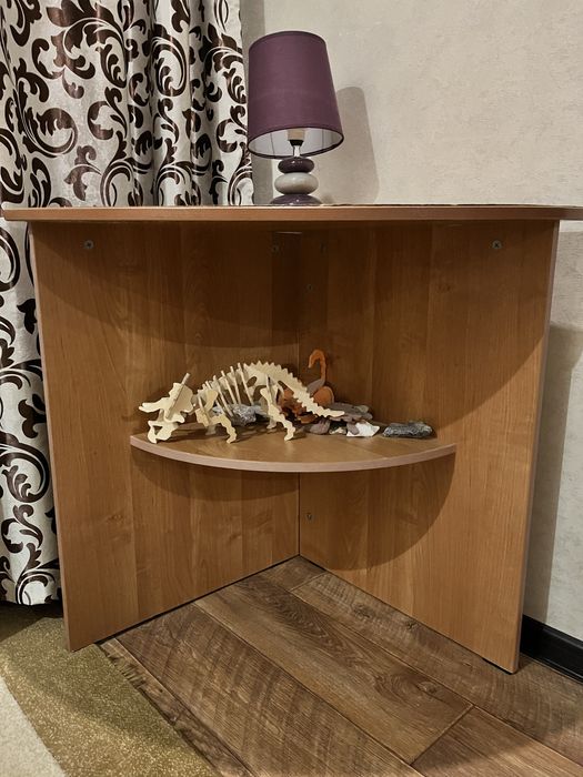 Угловой стол. Цена 9000 тг/Бұрыштық үстел. Бағасы — 9000 теңге.