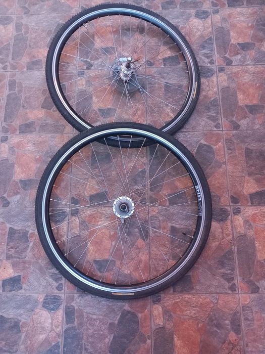 Vând două roți bicicletă pe 28 inch!