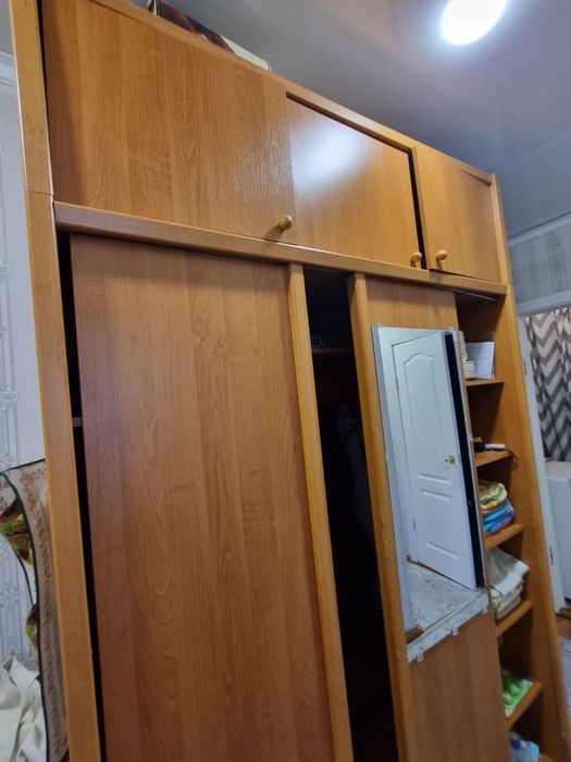 Продам шкаф прихожую и диван