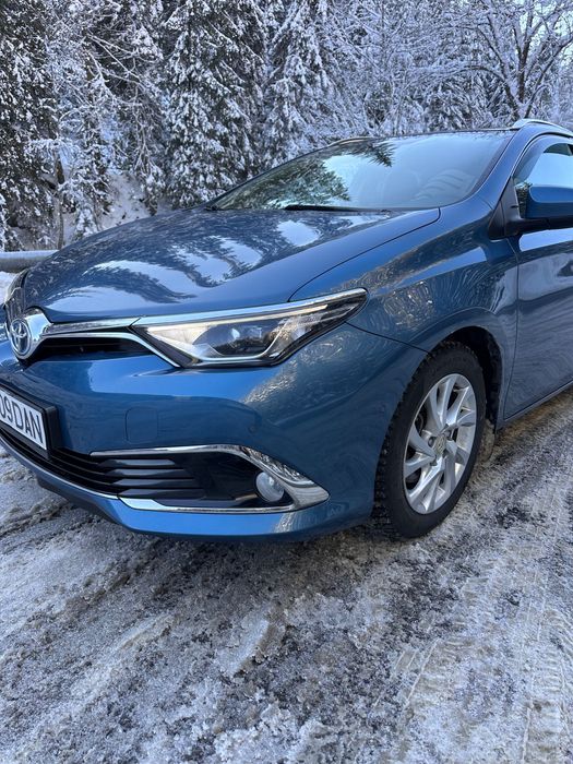 Toyota auris hybrid 2015