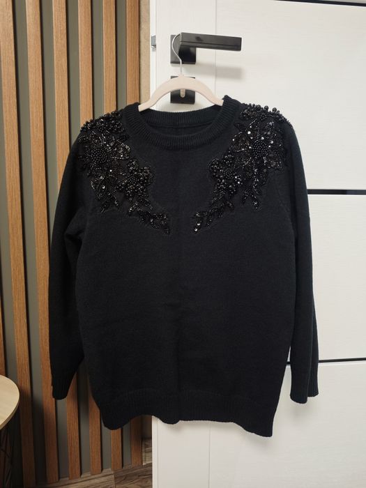 Ефектен пуловер с камъни