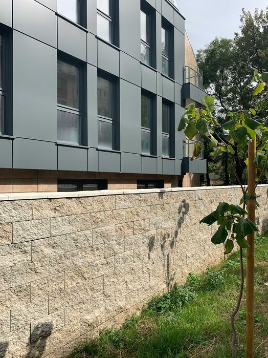 Бетонни / бетонови огради от рустик блокчета имитиращи дялан камък