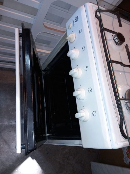 Vand aragaz cu patru ochiuri