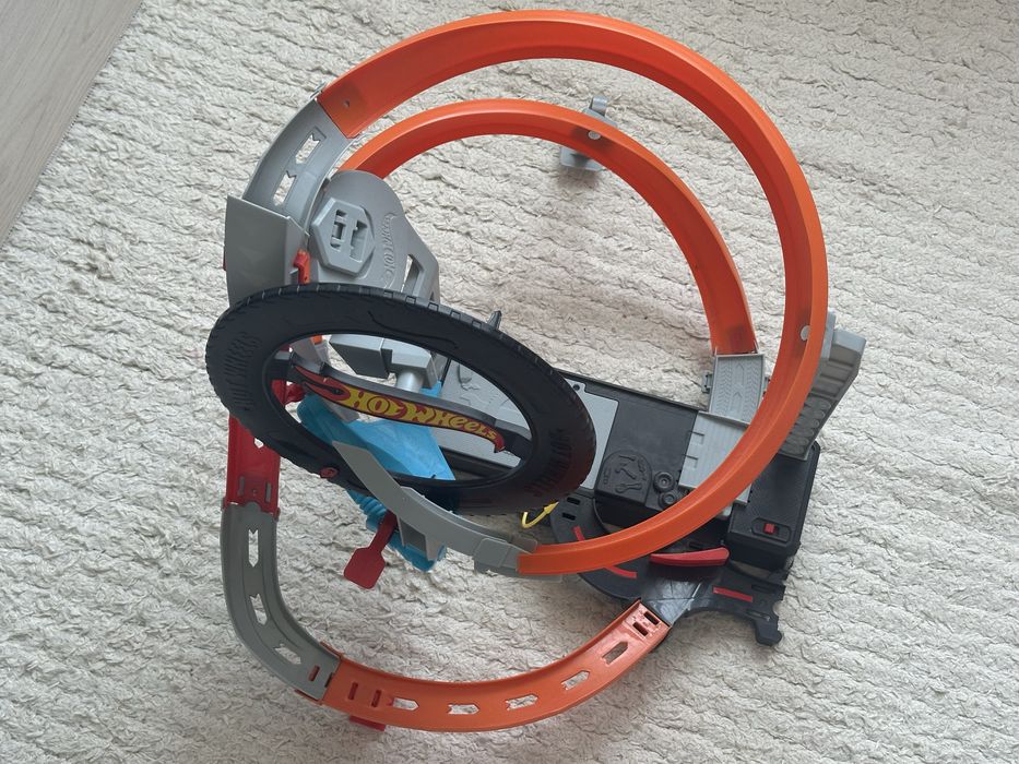 7 комплекта Hot Wheels – Ultimate Garage, T-Rex, дракони и писти