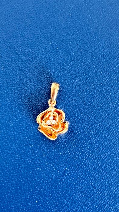 Pandantiv din aur 750 cu diamante naturale – 1,02 g, 1 cm, stare excelentă