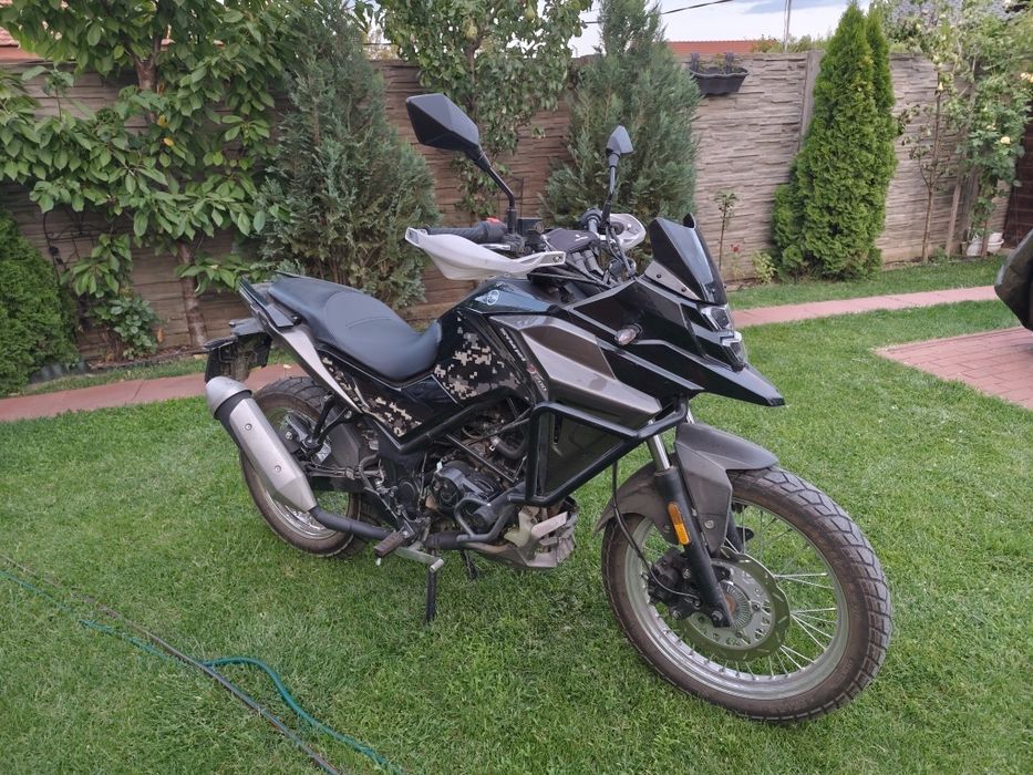 Vând Sym NHT 200