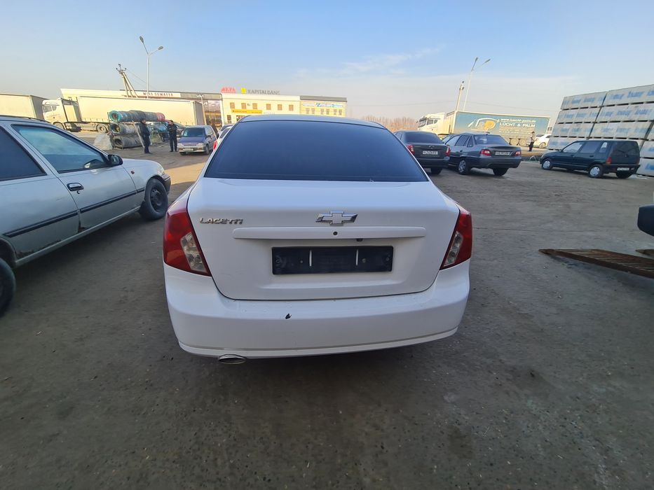 Lasetti 2009-yil kraska bor  udar bomagan butun mashin