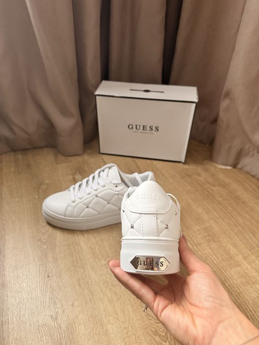 Разнообразие от обувки сникърси на Guess