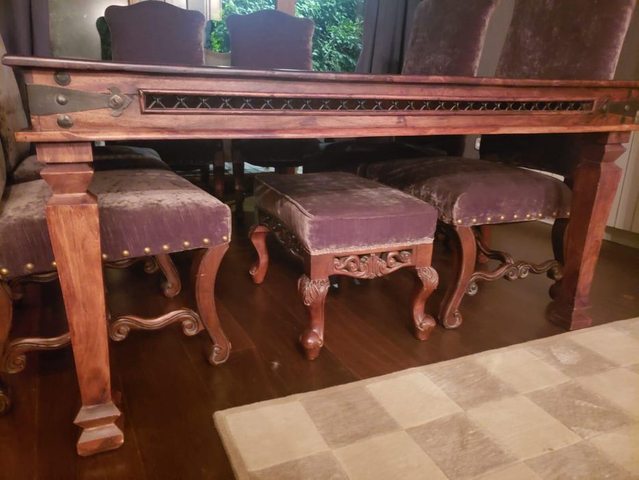 Стол и стулья очень дорогие