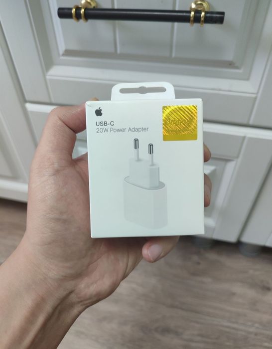 Оригинал адаптер 20W EAC на iPhone