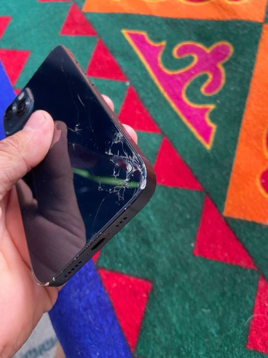 Продам Айфон 13