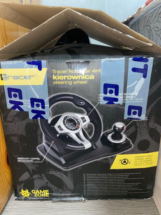 Продавам Плейстейиън 4 със кормило към него и давам 13 игри